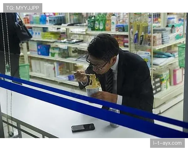 林孝埈拎着便利店袋子回家的样子，金牌和泡面并存这反差我笑瘫