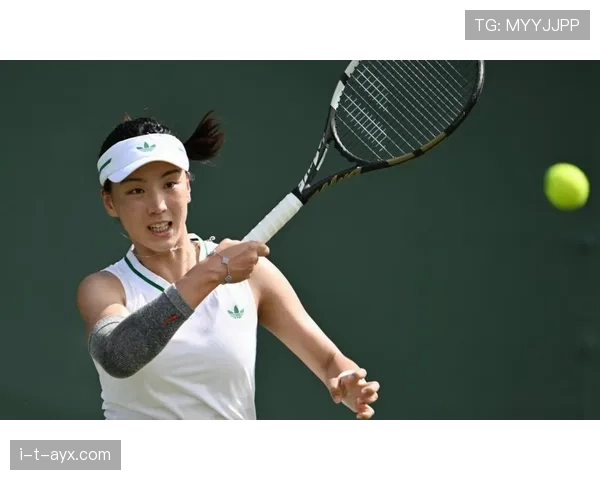 王欣瑜赛前啃汉堡，教练在场边翻白眼